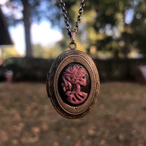 Skeleton Cameo Locket - Picture 2 of 8